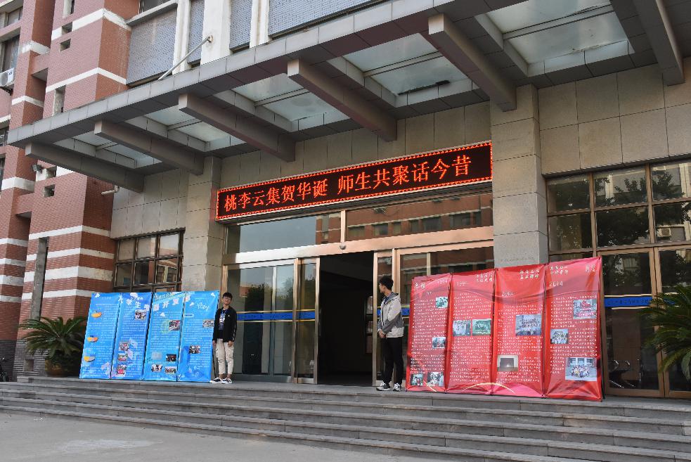 1.wepoker下载
楼门口庆典展板展示.jpg